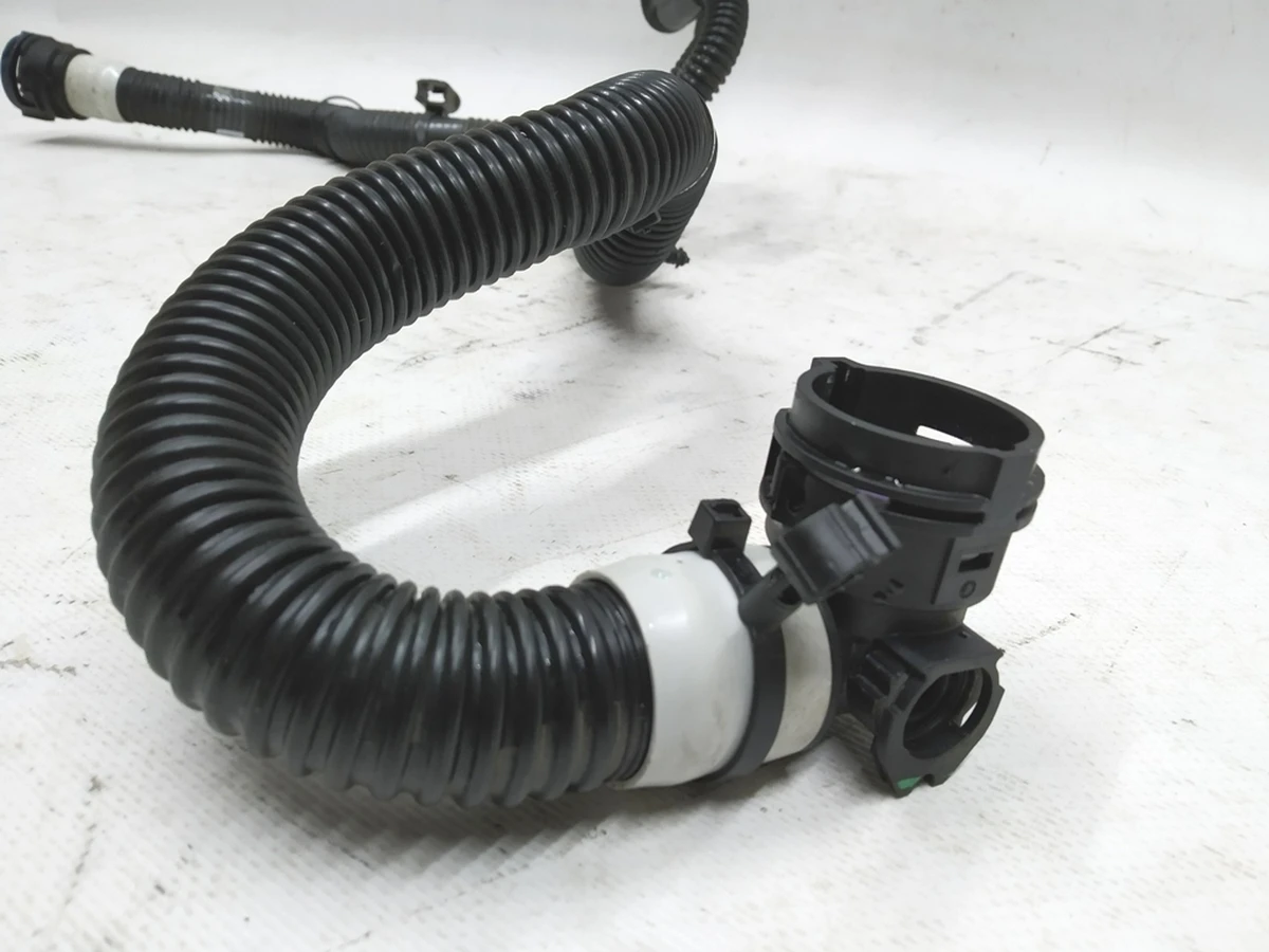 10 Патрубок системи охолодження теплообмінник (Chiller)-батарея (RWD) Tesla model 3 1077579-00-E