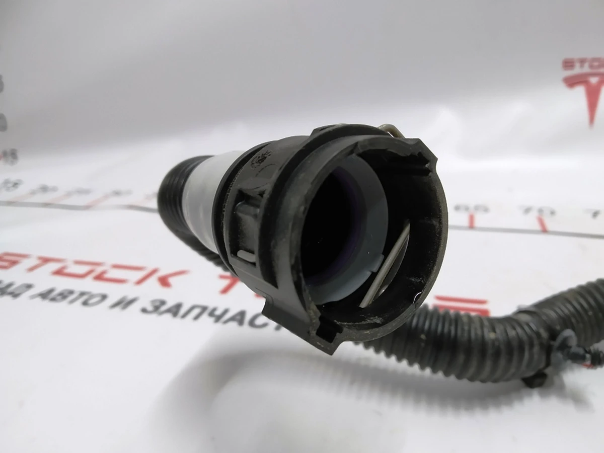 4 Патрубок системи охолодження заднього мотора Tesla Model 3, Model Y 1077585-00-F