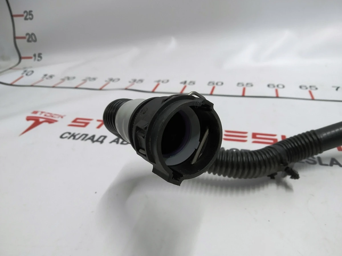 4 Патрубок системы охлаждения заднего мотора Tesla Model 3, Model Y 1077585-00-F