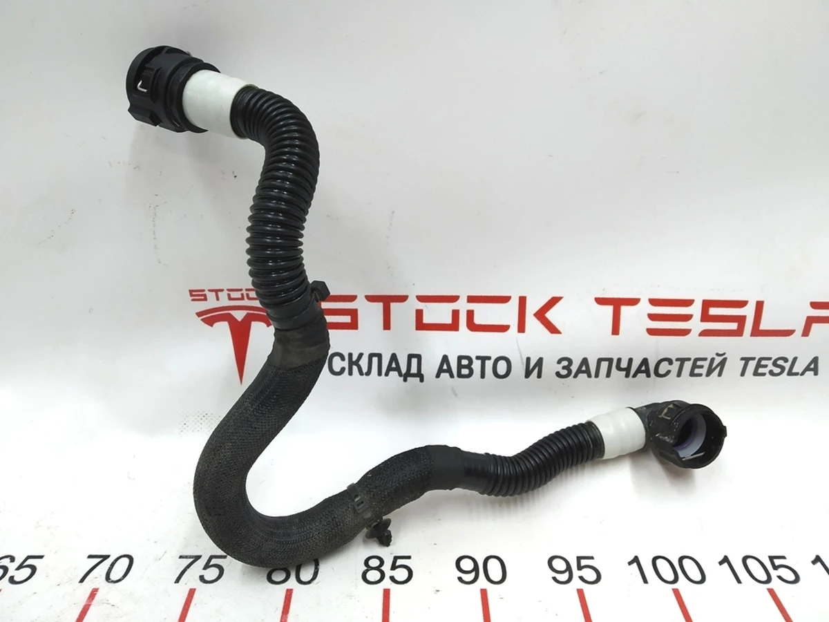 1 Патрубок системы охлаждения основной батареи RWD Tesla model 3, model Y 1077594-00-C