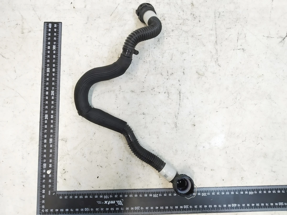 1 Патрубок системы охлаждения основной батареи RWD Tesla model 3, model Y 1077594-00-C