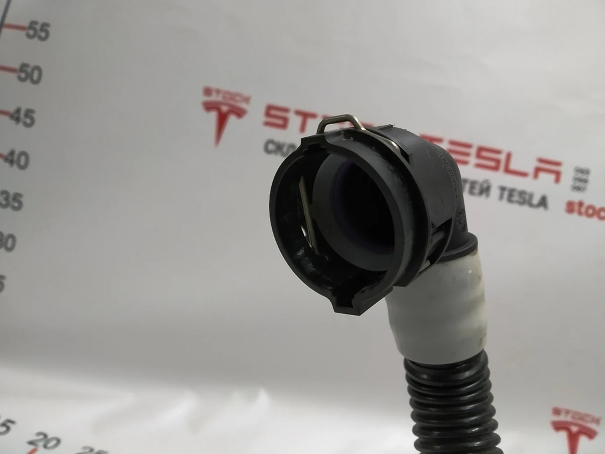 3 Патрубок системы охлаждения заднего мотора Tesla Model 3, Model Y 1077595-00-E