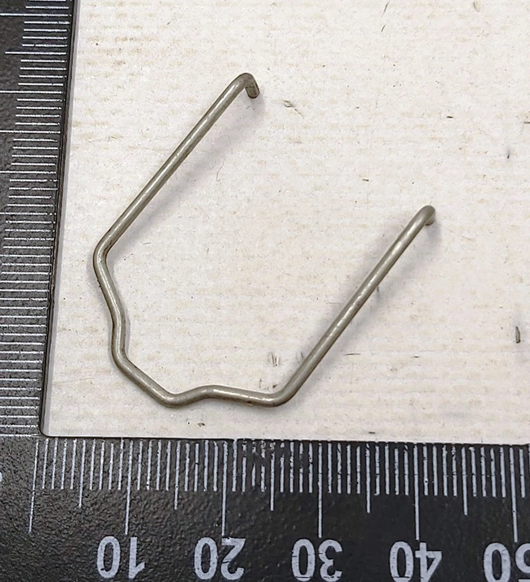 4 Скоба фіксатор патрубка системи охолодження основної батареї Tesla model 3 1077600-00-E