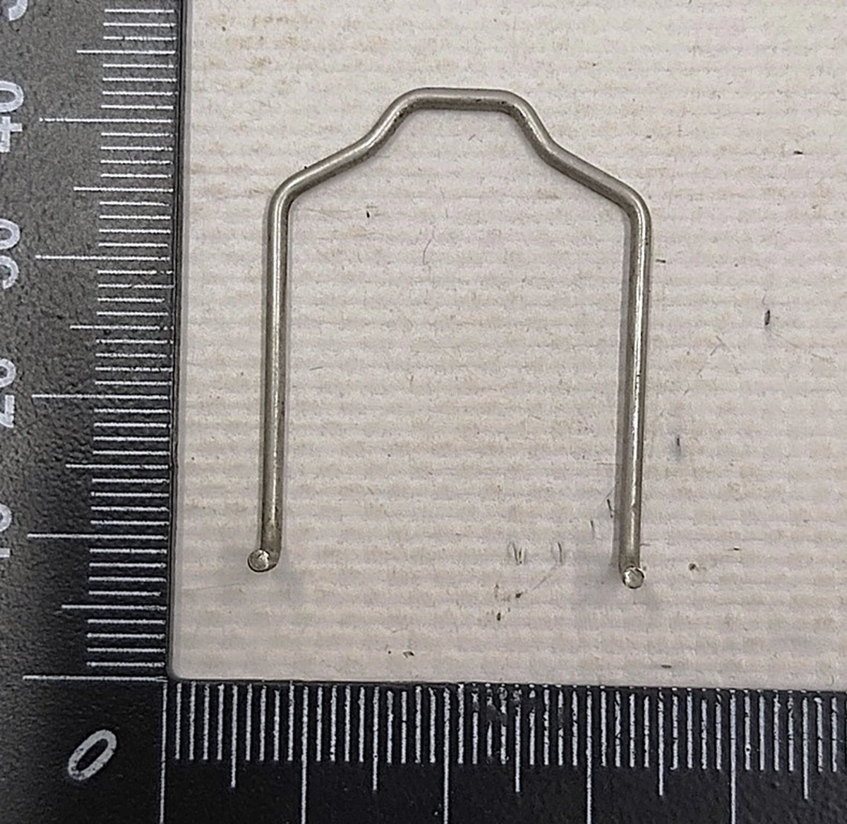 4 Скоба фіксатор патрубка системи охолодження основної батареї Tesla model 3 1077600-00-E