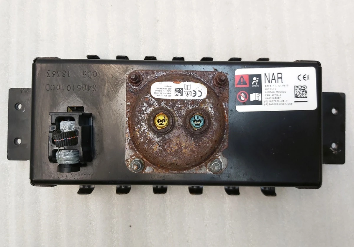 3 Подушка безпеки пасажира (торпедо) із слідами корозії Tesla model 3, model Y 1077823-00-G