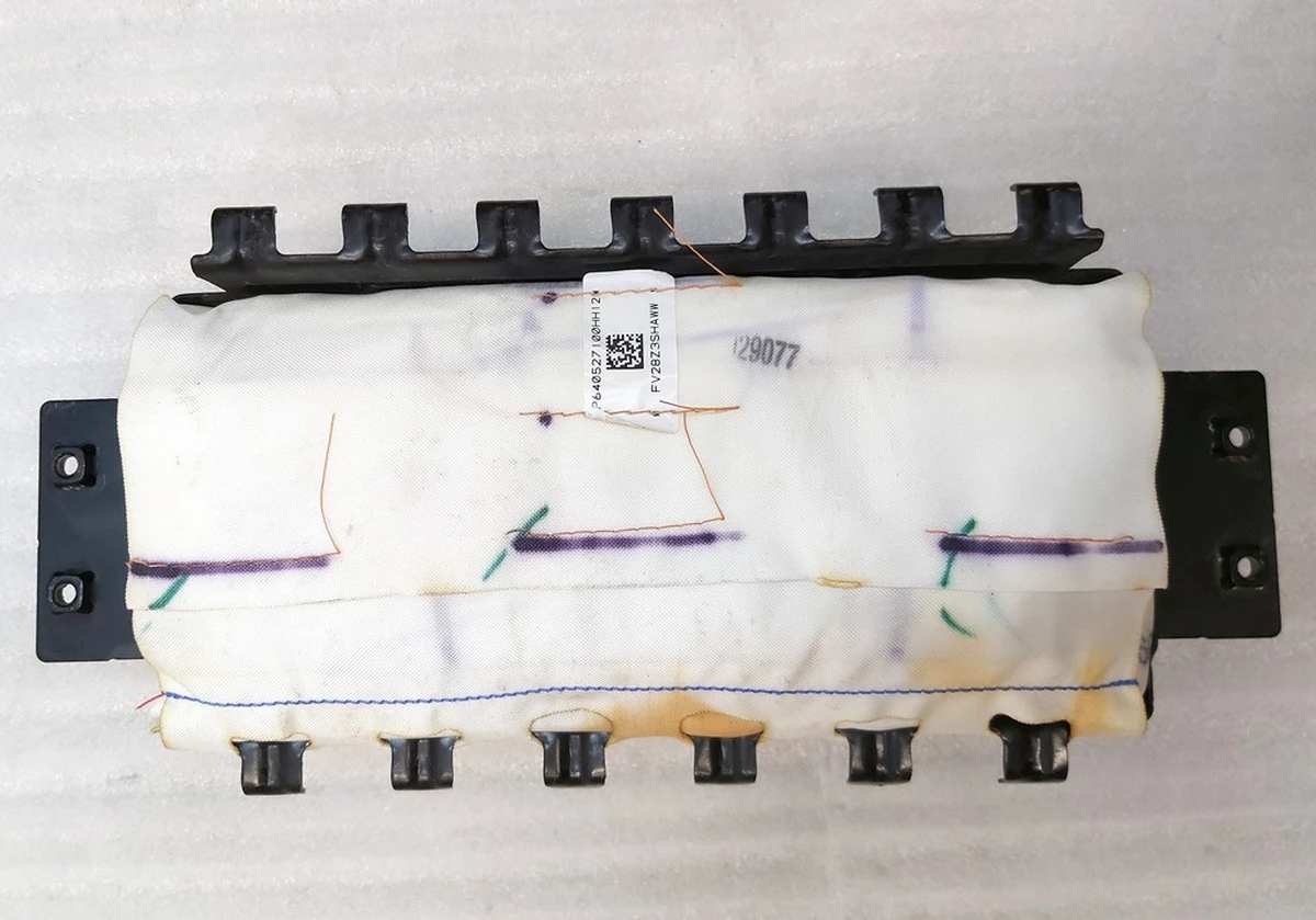 3 Подушка безпеки пасажира (торпедо) із слідами корозії Tesla model 3, model Y 1077823-00-G