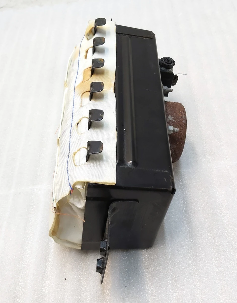 3 Подушка безпеки пасажира (торпедо) із слідами корозії Tesla model 3, model Y 1077823-00-G