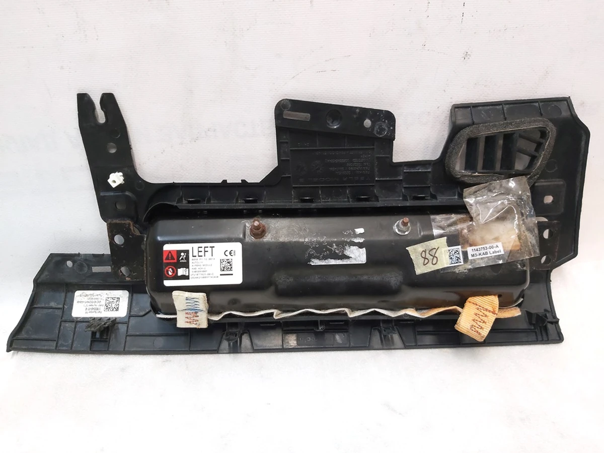 2 Подушка безпеки водія коліна з панеллю у зборі Tesla model 3 1077825-00-D