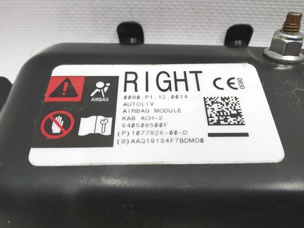 Подушка безпеки пасажира коліна Tesla model 3 model Y 1077826-00-D