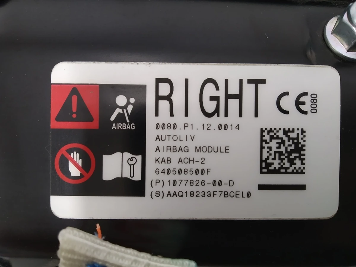 4 Подушка безпеки пасажира коліна з панеллю у зборі Tesla Model 3, Model Y 1077826-00-D