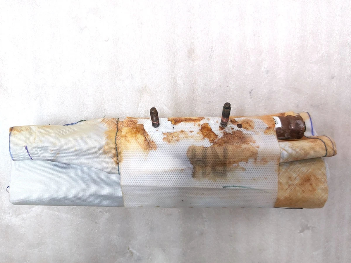 Подушка безопасности пассажирского сиденья со следами коррозии Tesla model 3, model Y 1077830-00-F