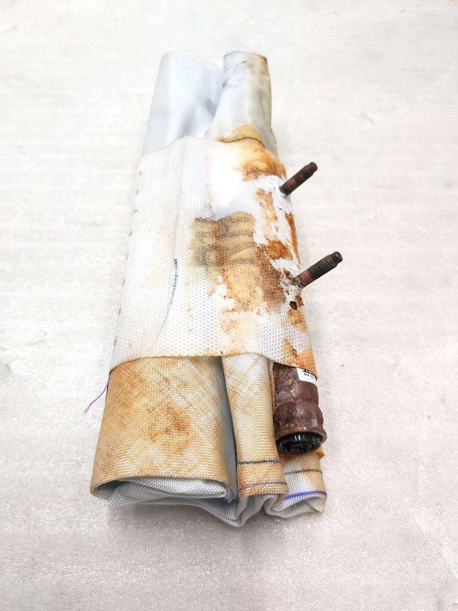 Подушка безопасности пассажирского сиденья со следами коррозии Tesla model 3, model Y 1077830-00-F