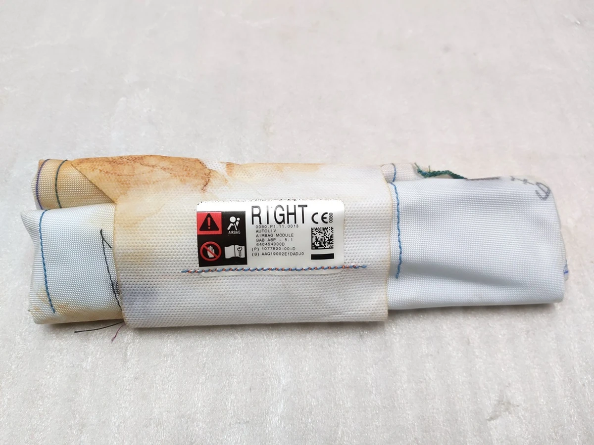 Подушка безопасности пассажирского сиденья со следами коррозии Tesla model 3, model Y 1077830-00-F