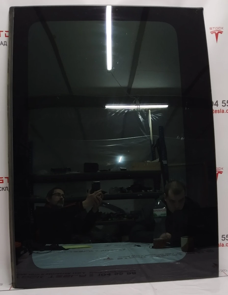 2 Стекло панорамы среднее Tesla model S REST 1077887-00-A