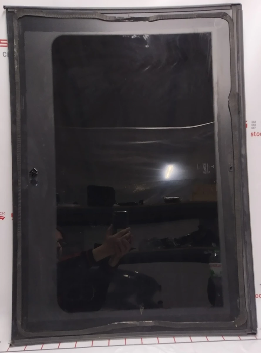 2 Стекло панорамы среднее Tesla model S REST 1077887-00-A