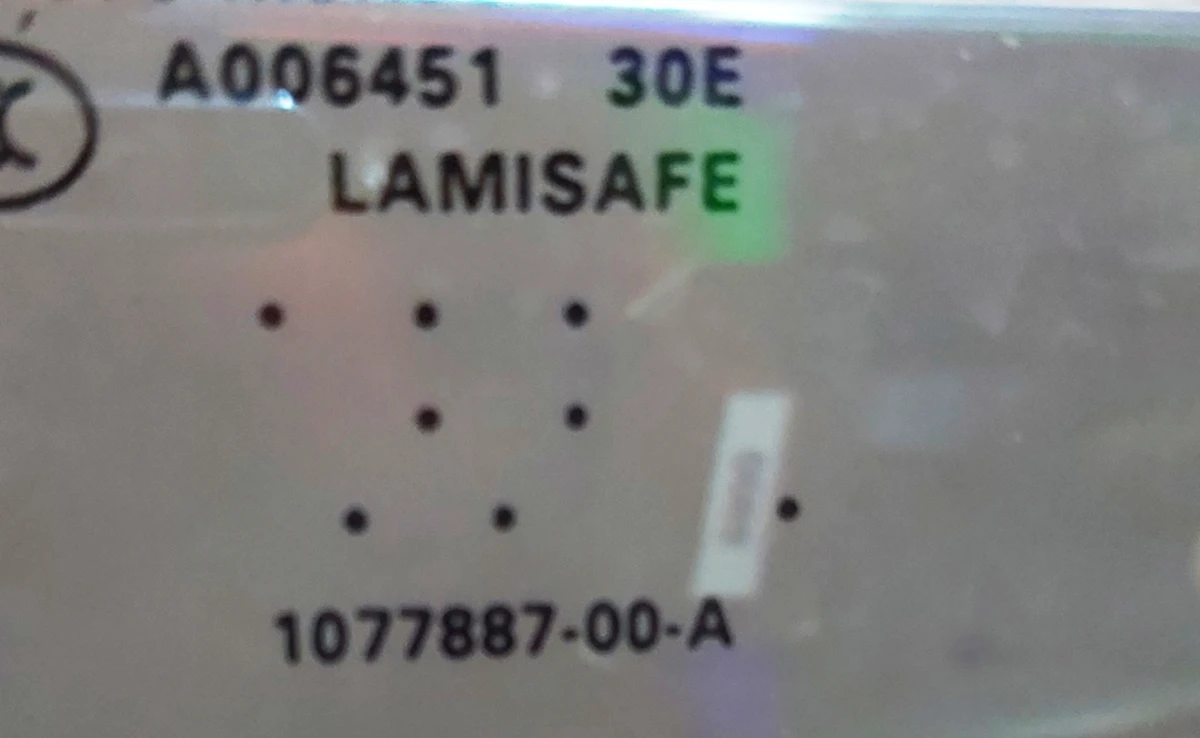 2 Стекло панорамы среднее Tesla model S REST 1077887-00-A