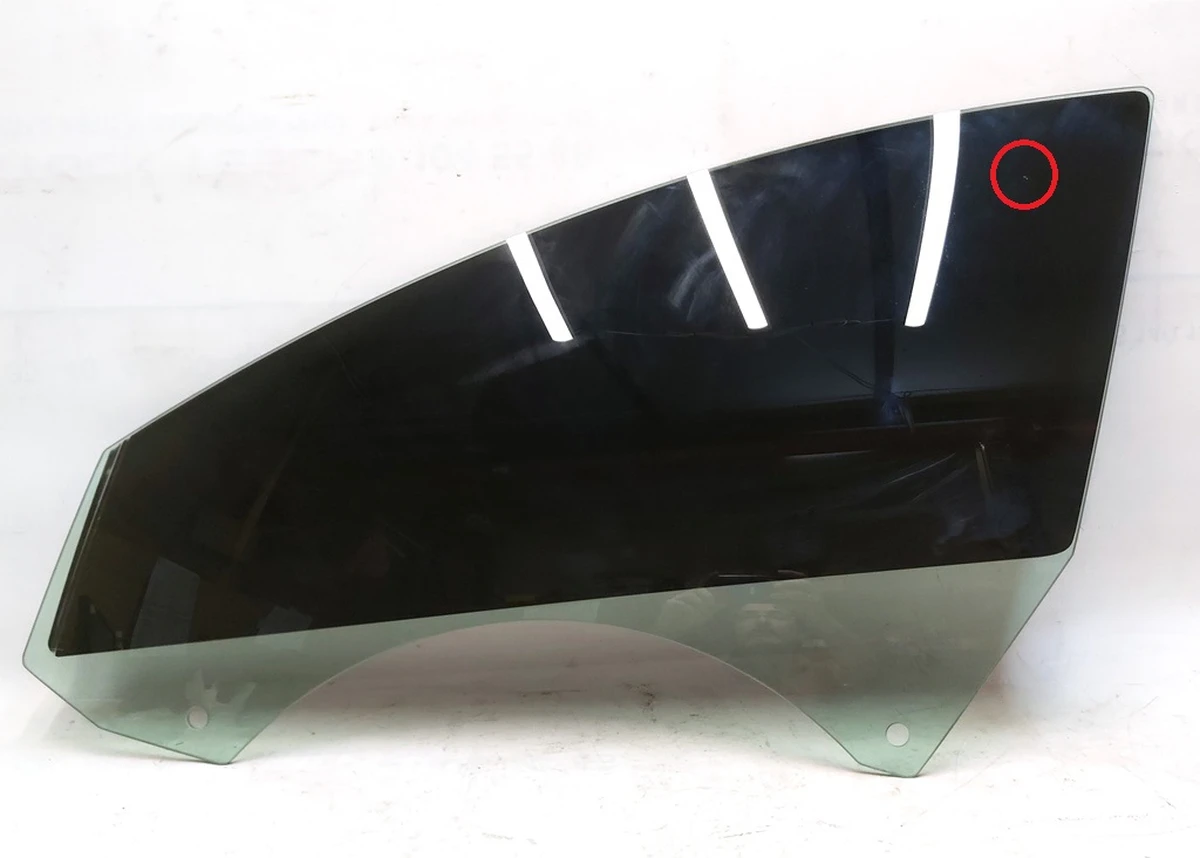 1 Скло дверей передньої лівої з подряпиною Tesla model 3 1077900-99-A