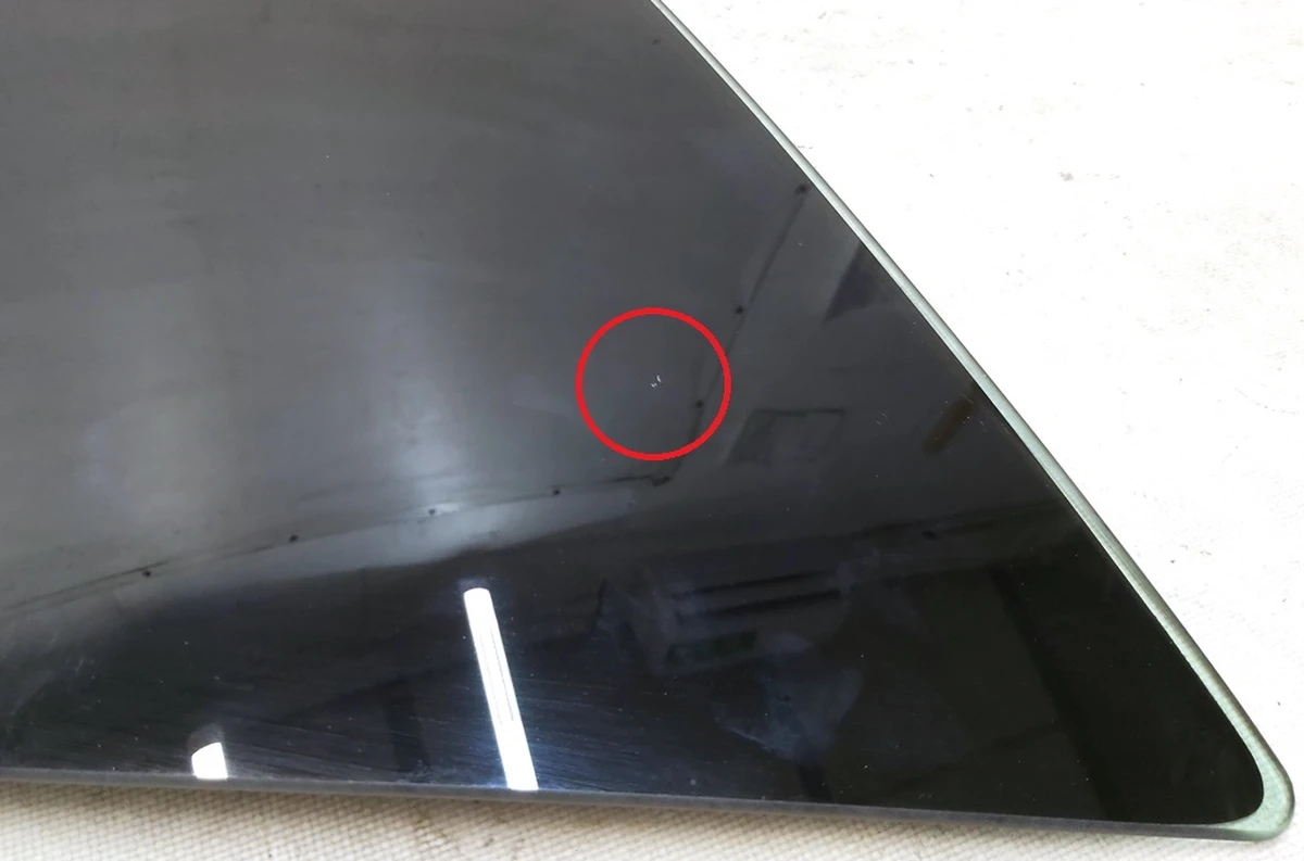 1 Скло дверей передньої лівої з подряпиною Tesla model 3 1077900-99-A