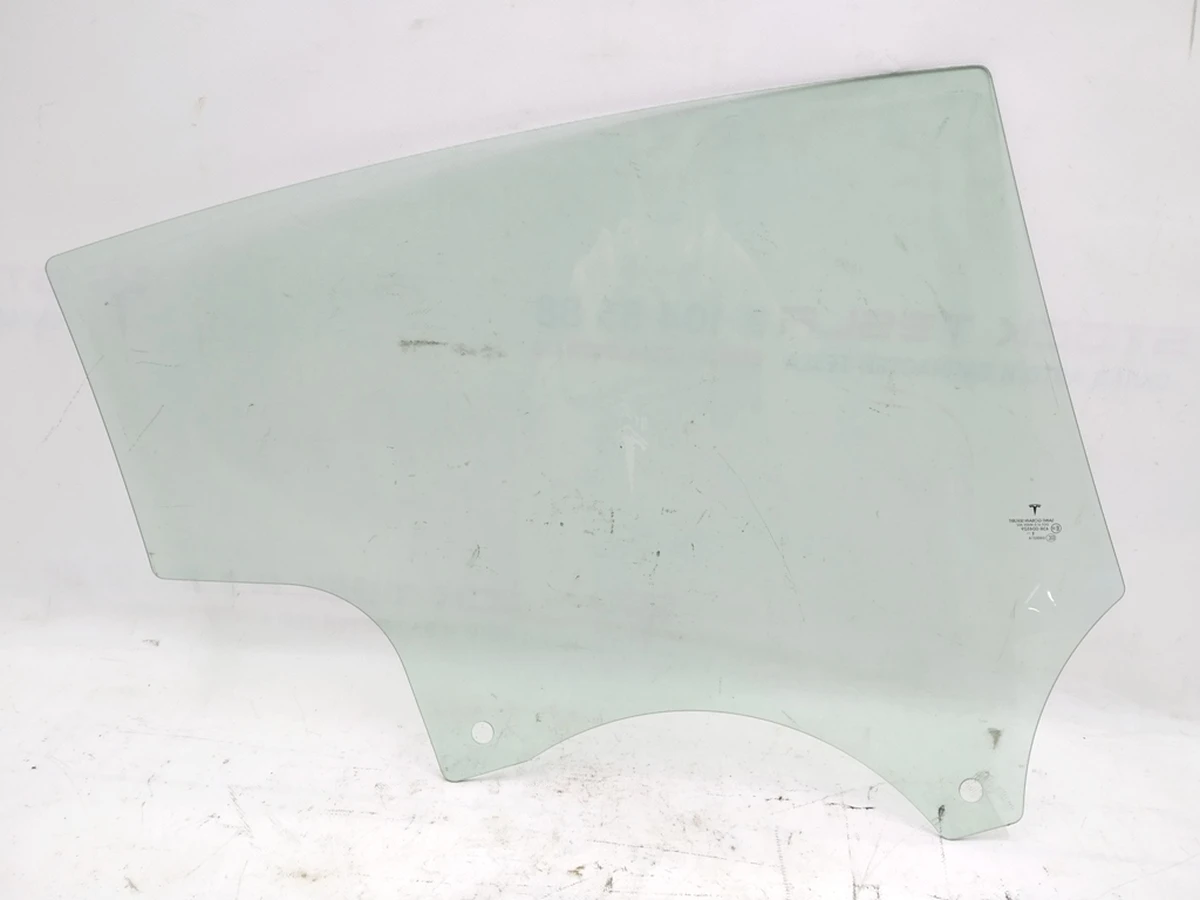 2 Стекло двери задней левой Tesla model 3 1077904-99-C