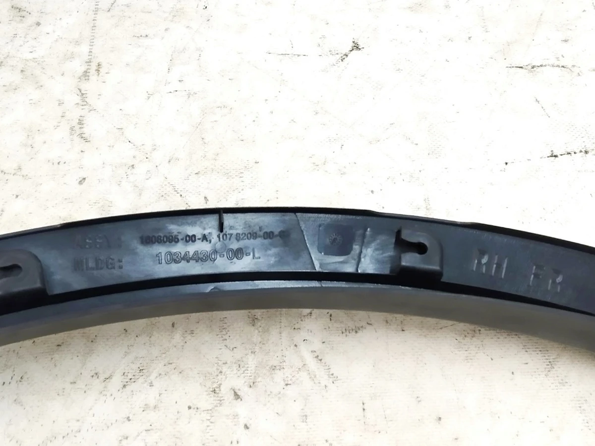 2 Assembly, fender garnish front, RH MDL X (damaged) Tesla Model X 1035289-00-P