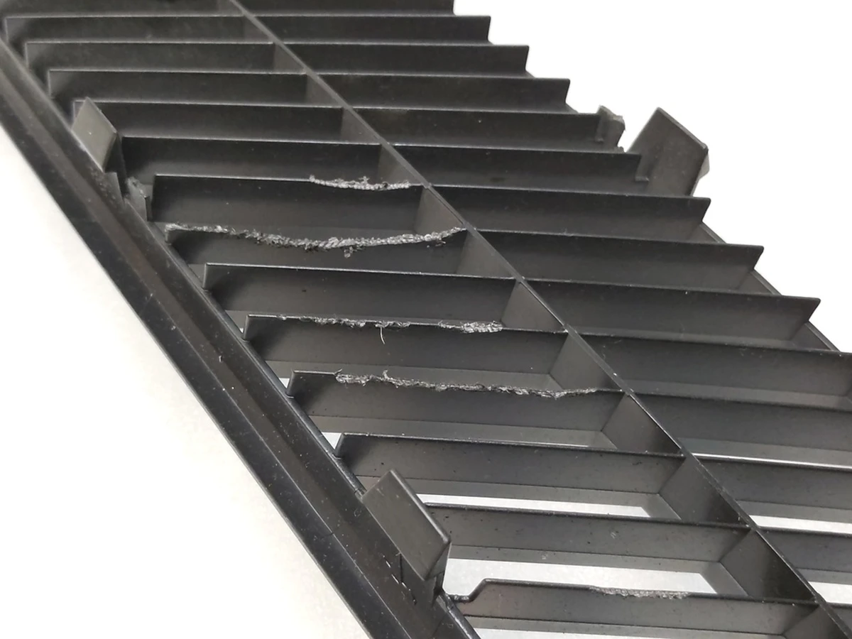 2 Решетка декоративная отделки боковой части багажника левой Tesla model X 1078355-00-A