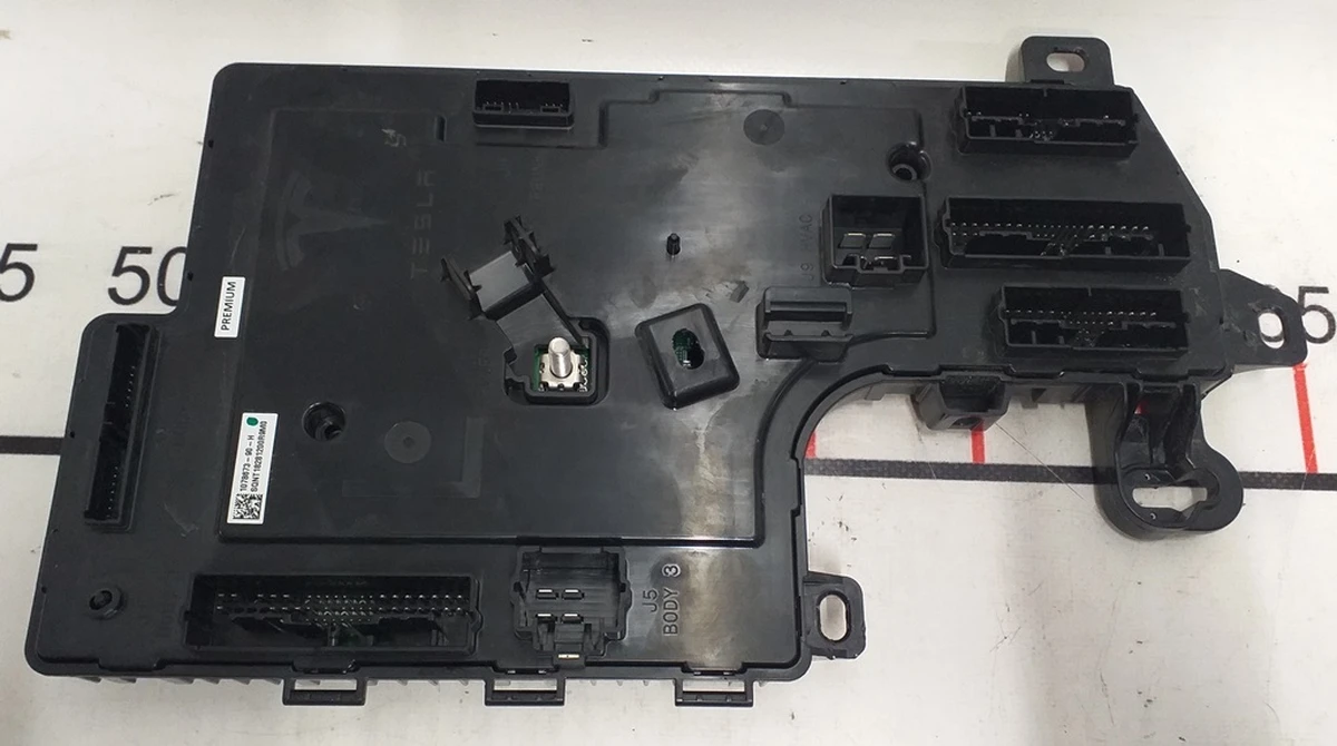 3 Боді контролер лівої сторони Tesla model 3 1078673-99-H