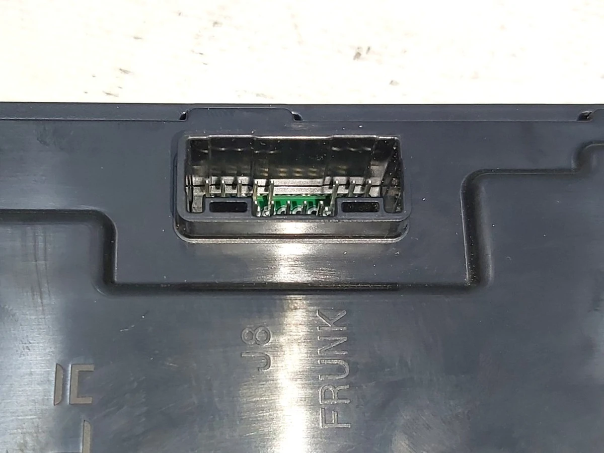 3 Боді контролер лівого боку Tesla model 3 1078673-90-K