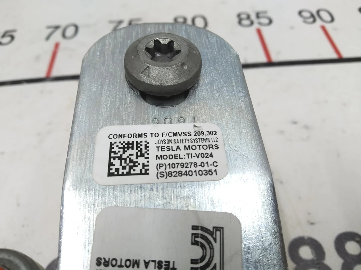 2 Ремінь безпеки передній пасажирський Tesla model S REST 1079278-01-C