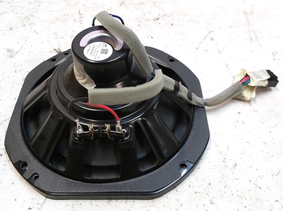 Динамик сабвуфера 2x80W некондиция Tesla model 3, model Y 1079745-00-A