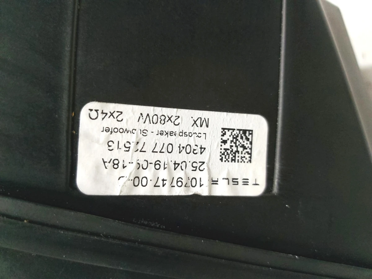 1 Сабвуфер с повреждением Tesla model 3 1079747-00-D