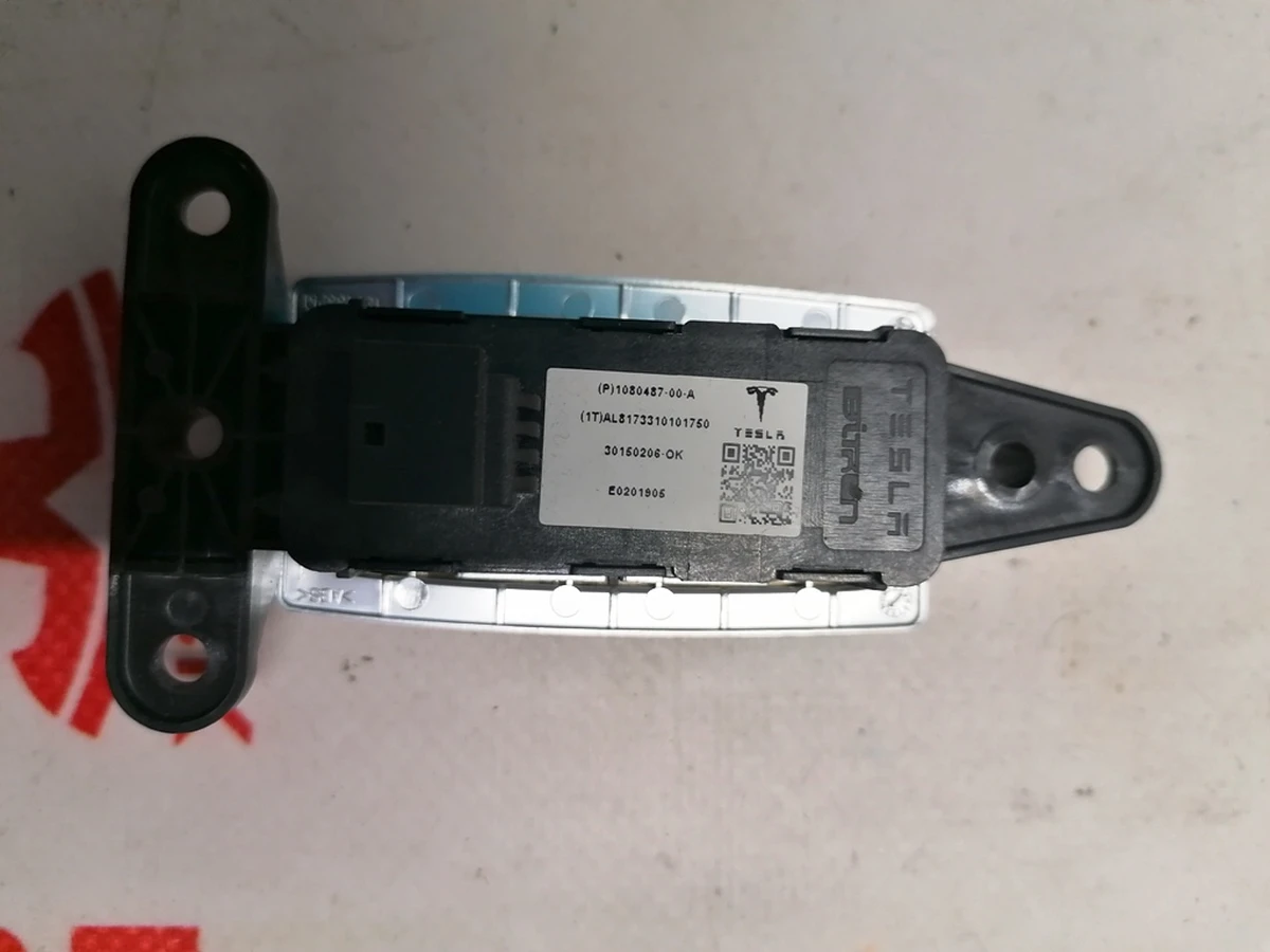 12 Кнопка відкриття задніх дверей SATIN Tesla Model X 1080487-00-A