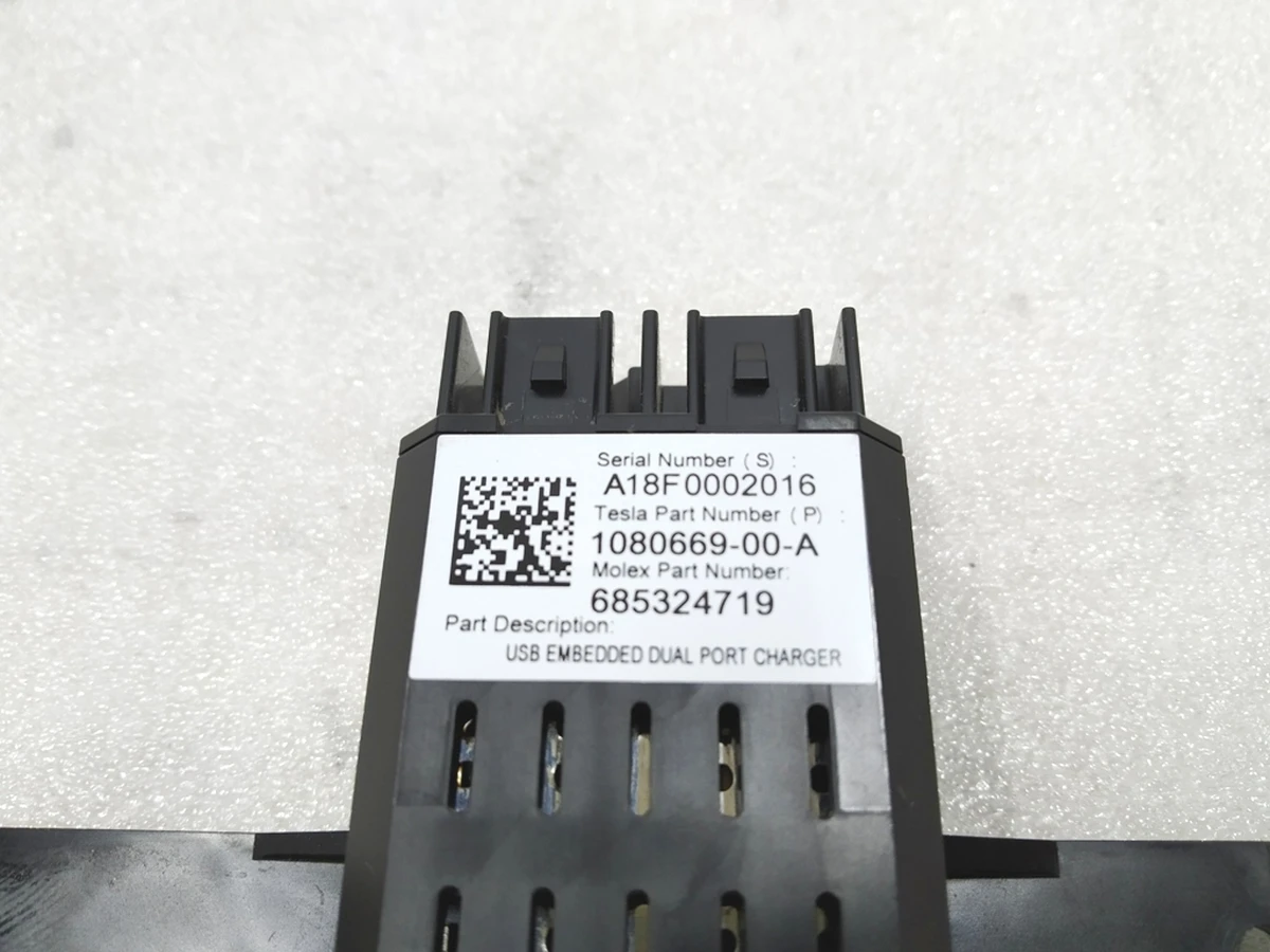 Вбудований порт USB зарядний пристрій центральної консолі Tesla Model S REST 1080669-00-A