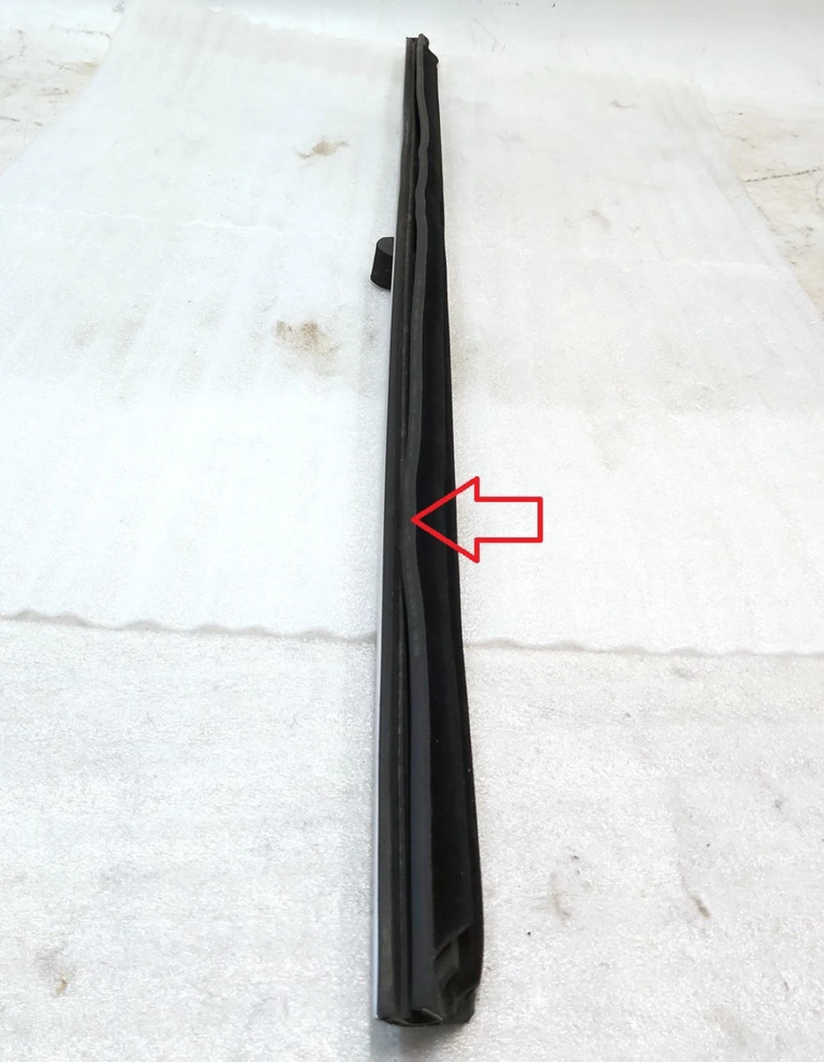 2 Молдинг зовнішній двері передньої лівої хром з ушкодженням Tesla model 3 1080681-99-F