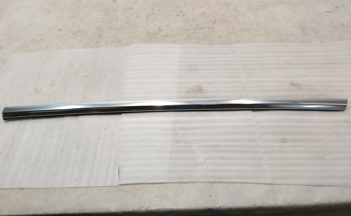 2 Молдинг зовнішній двері передньої лівої хром з ушкодженням Tesla model 3 1080681-99-F