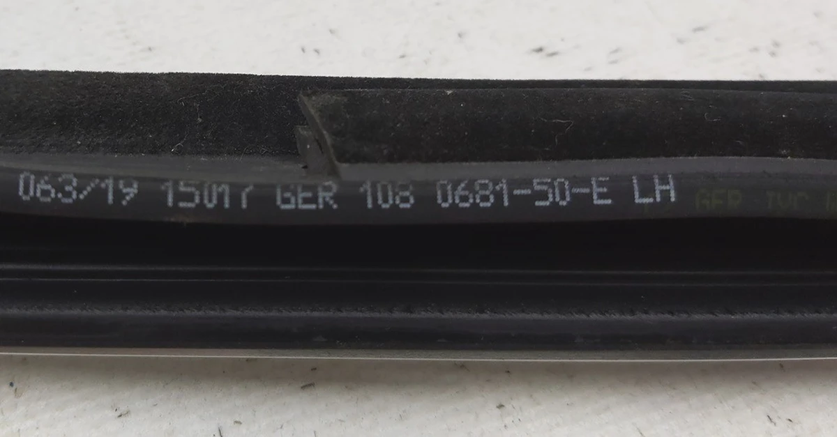 2 Молдинг зовнішній двері передньої лівої хром Tesla model 3 1080681-99-F