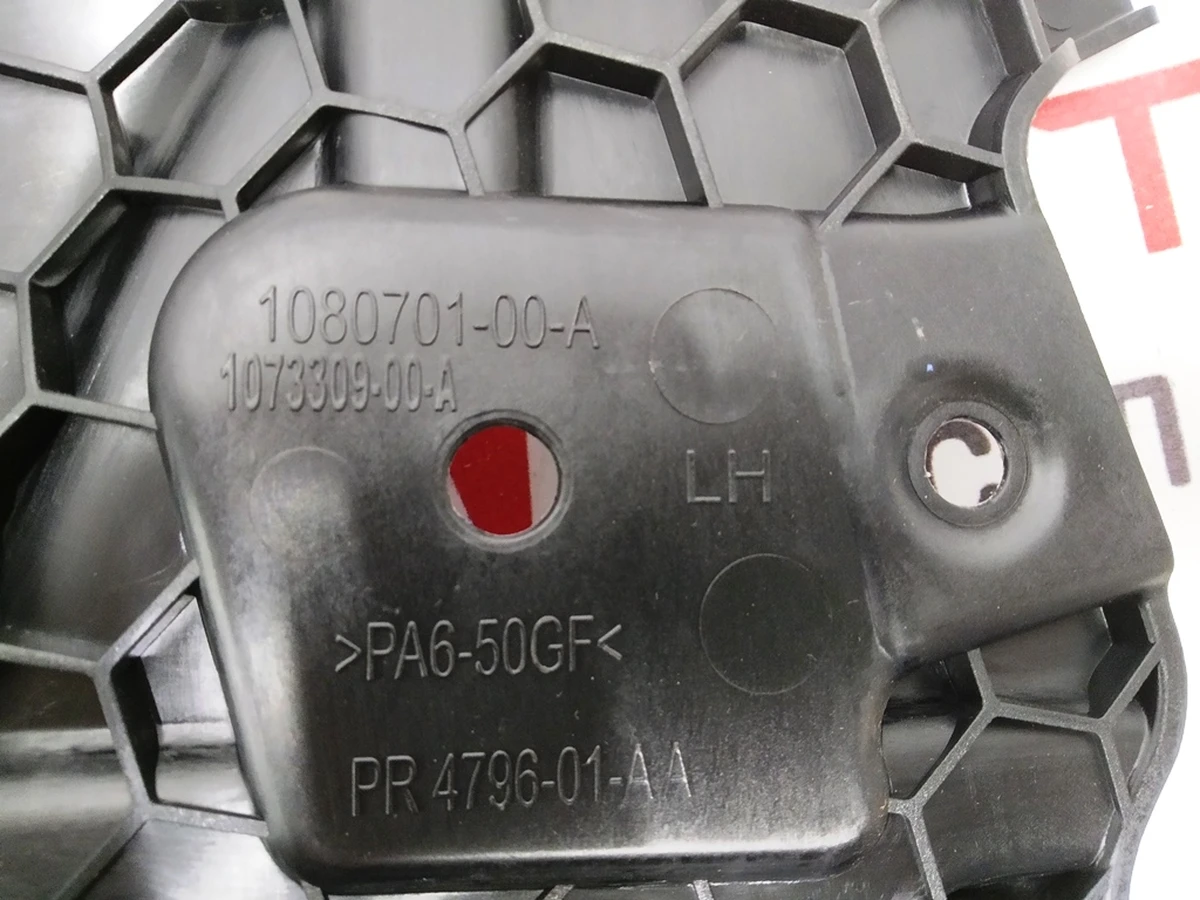 9 Кронштейн обшивки багажного відділення лівий Tesla model X 1080701-00-D