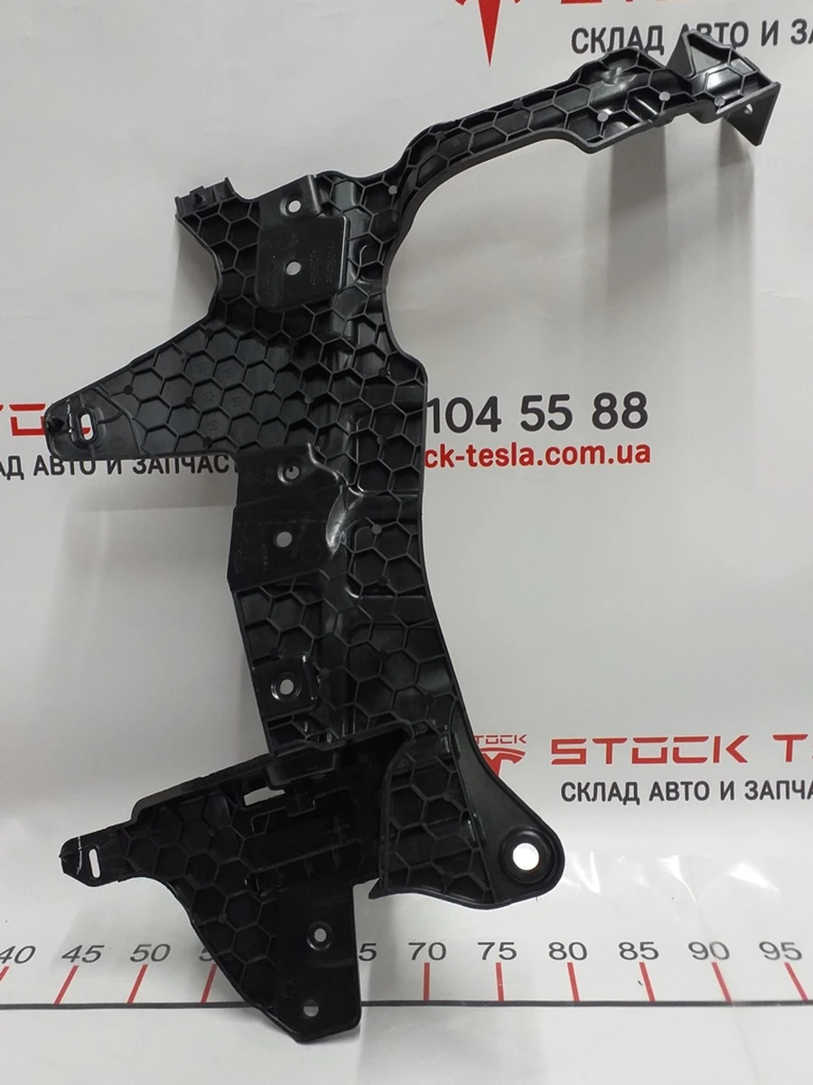 9 Кронштейн обшивки багажного відділення Tesla model X 1080701-00-D