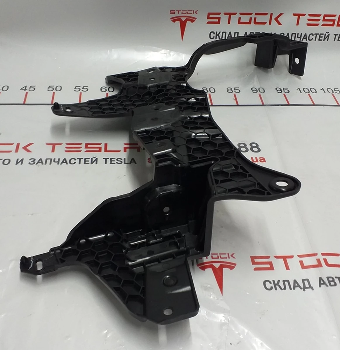 9 Кронштейн обшивки багажного відділення Tesla model X 1080701-00-D