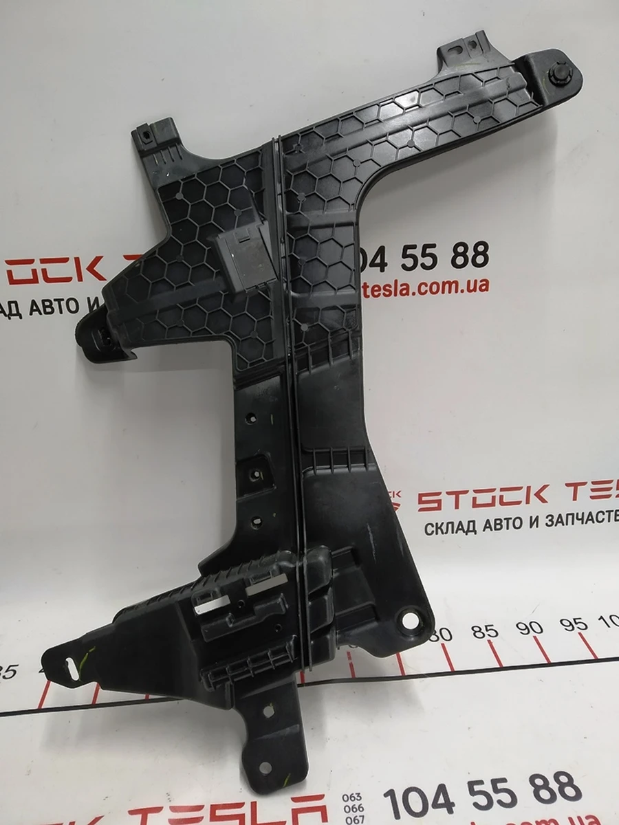 9 Кронштейн обшивки багажного відділення правий Tesla Model X 1080702-00-C