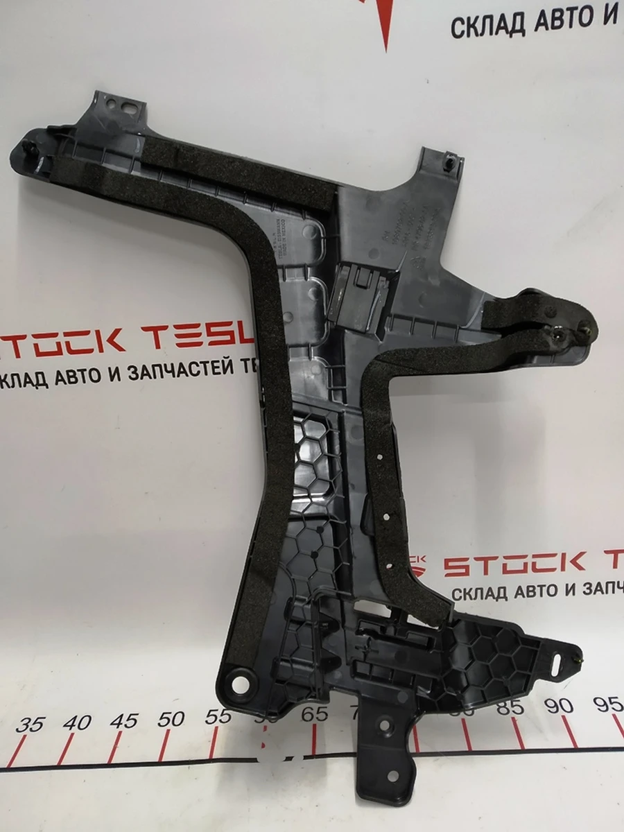 9 Кронштейн обшивки багажного відділення правий Tesla Model X 1080702-00-C