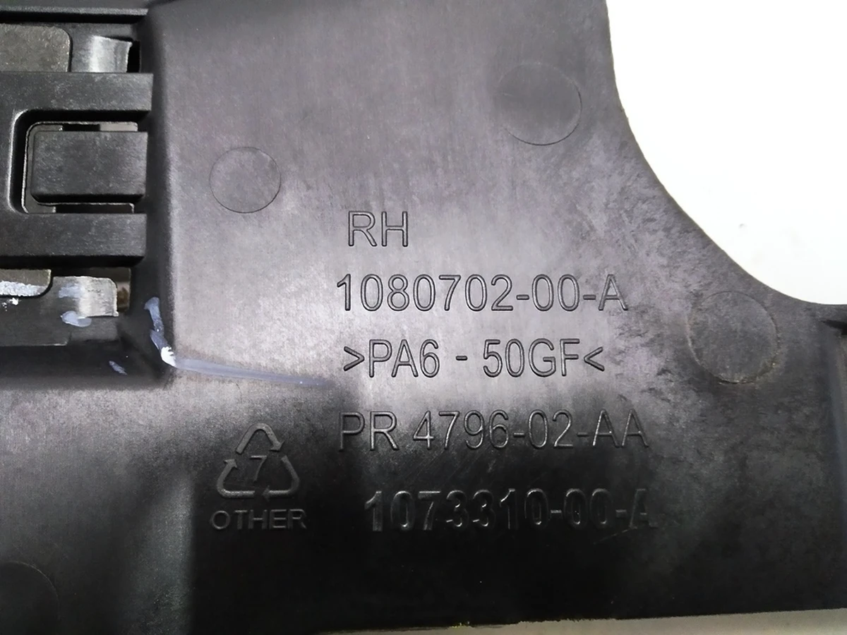 9 Кронштейн обшивки багажного відділення правий Tesla Model X 1080702-00-C