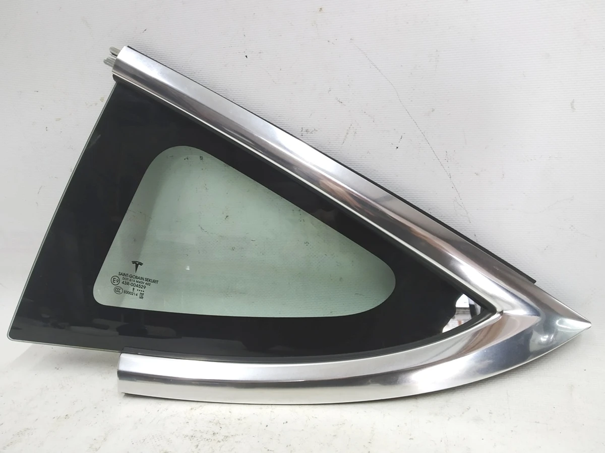 3 Скло крила заднього лівого (кватирка) з хромом Tesla model 3 1098757-00-G