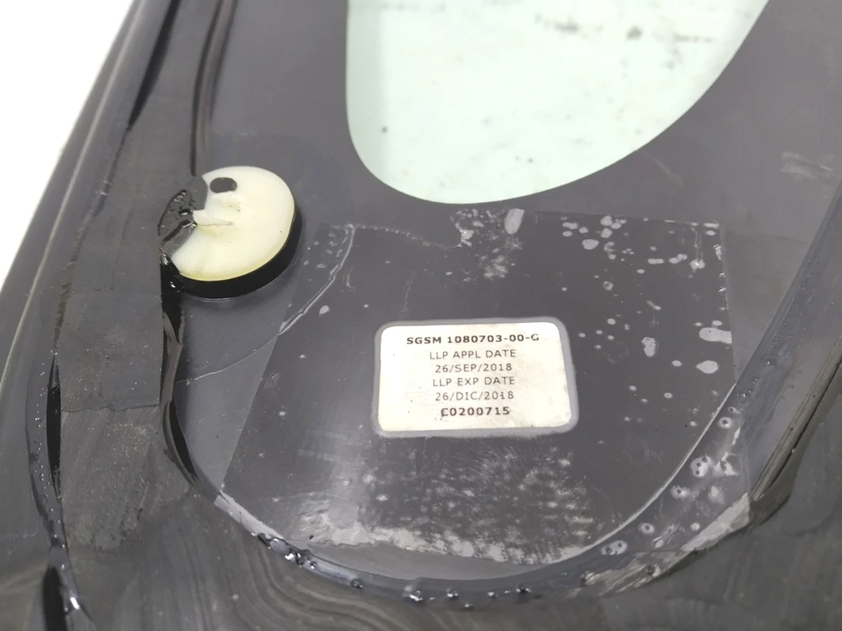 3 Скло крила заднього лівого (кватирка) з хромом Tesla model 3 1098757-00-G