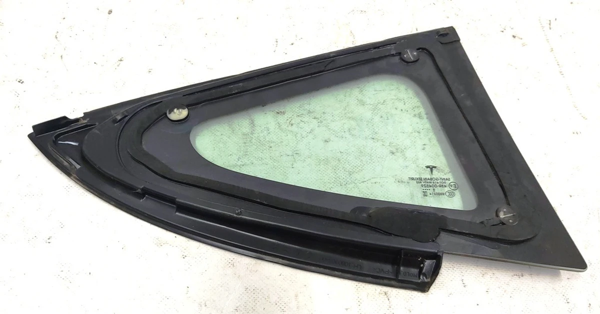 3 Скло крила заднього лівого (кватирка) Tesla model 3 1098757-00-G