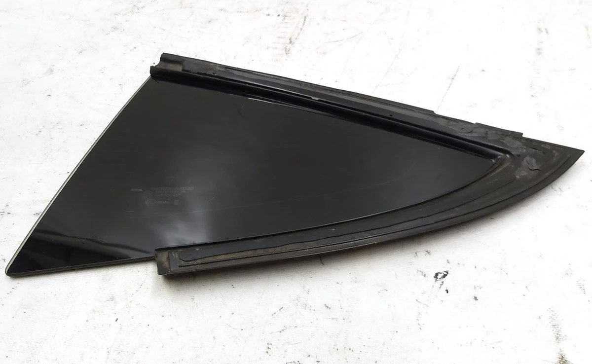 3 Стекло крыла заднего левого (форточка) с повреждением Tesla model 3 1098757-00-G