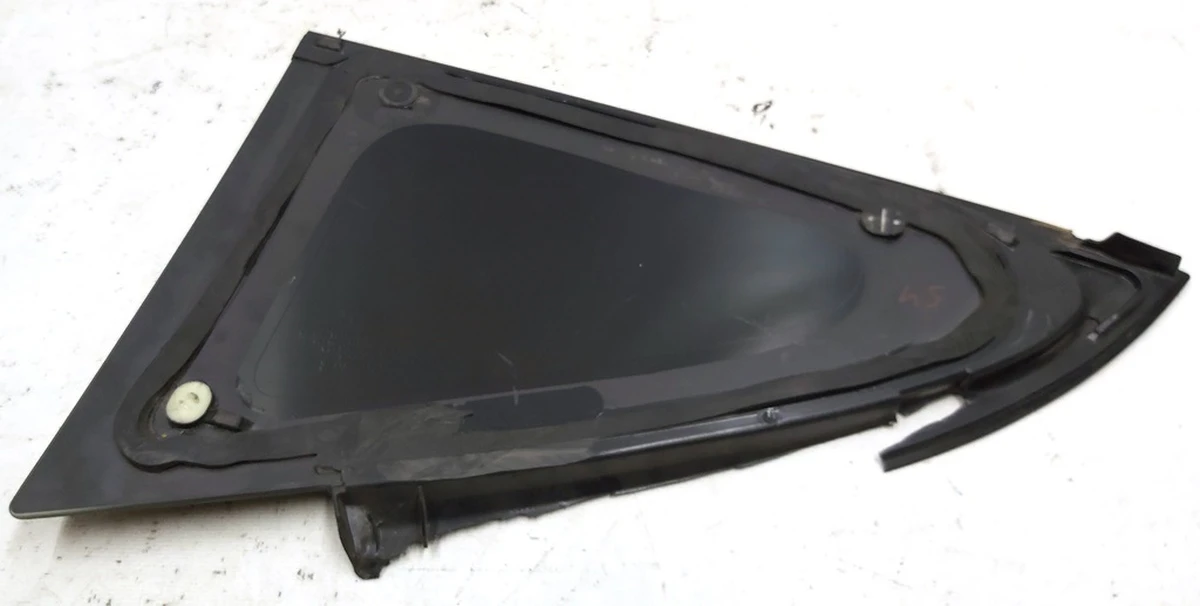 3 Скло крила заднього правого (кватирка) з пошкодженням Tesla model 3 1098758-00-G