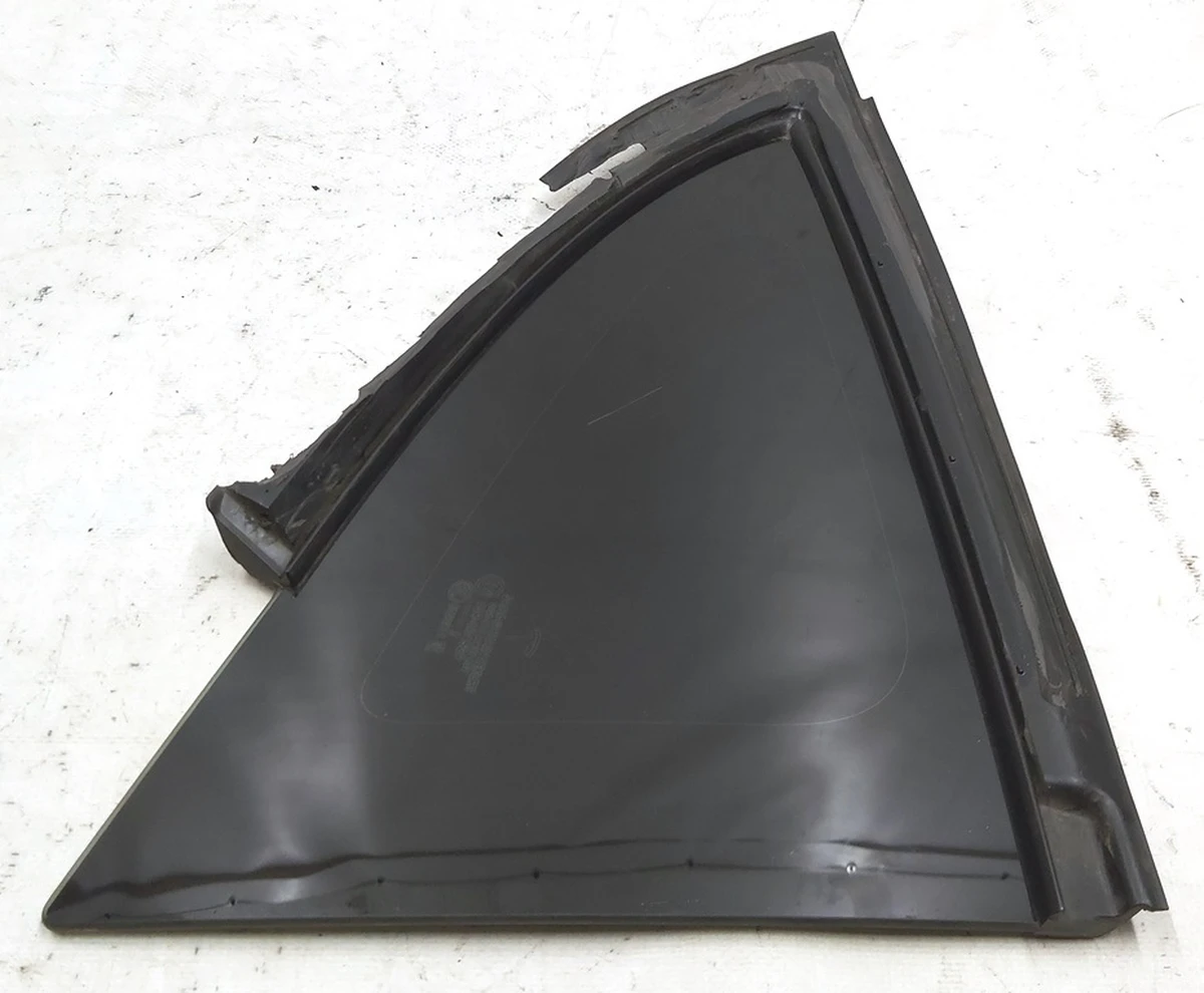 3 Скло крила заднього правого (кватирка) з пошкодженням Tesla model 3 1098758-00-G