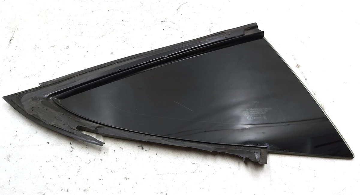 3 Скло крила заднього правого (кватирка) з пошкодженням Tesla model 3 1098758-00-G