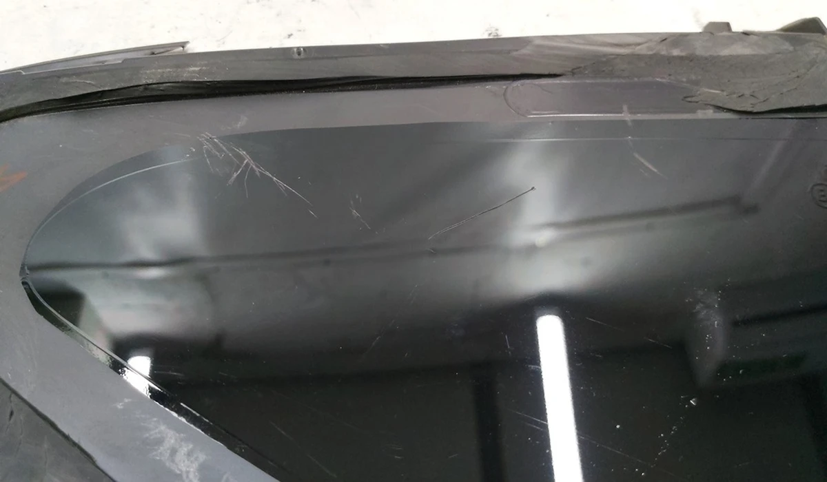 3 Скло крила заднього правого (кватирка) з пошкодженням Tesla model 3 1098758-00-G