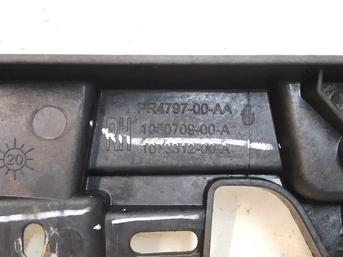 11 Кронштейн панелі бажника права Tesla Model X 1080709-00-C